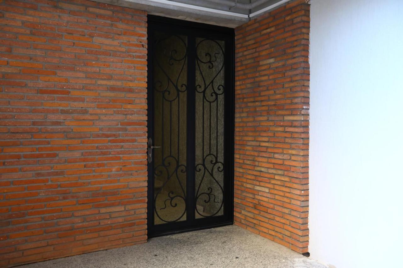 Brick House II Apartment Tbilisi ภายนอก รูปภาพ